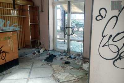 Riapre il bar di Parco 2 Giugno: in tre anni ridotto a rudere alla merc� dei vandali
